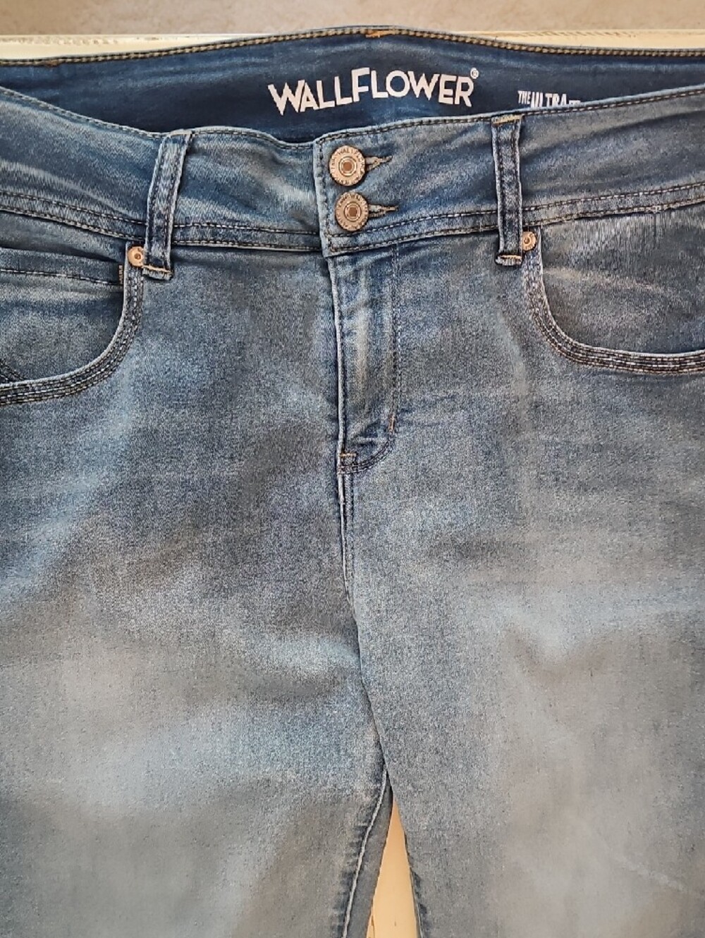 Wallflower Light Wash Faded Blue Softest Skinny Jeans, Juniors 15Long, Like New! - Picture 4 of 7